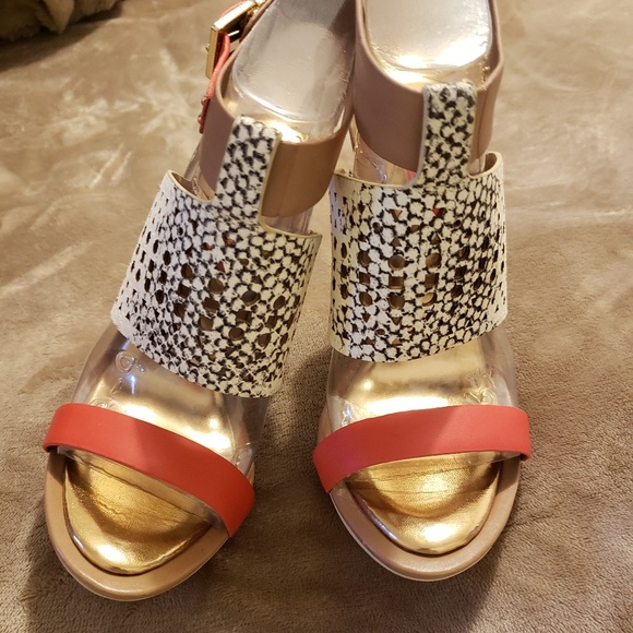 BRAND NEW, UNIQUE, CUT OUT, BCBG MAXAZRIA WEDGES - Picture 4 of 8